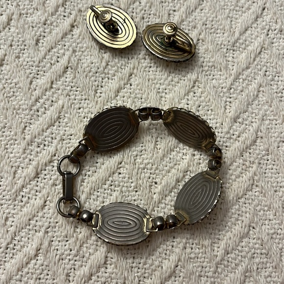 Vintage White Bead choker Necklace, clip on earrings and bracelet set - Picture 5 of 5